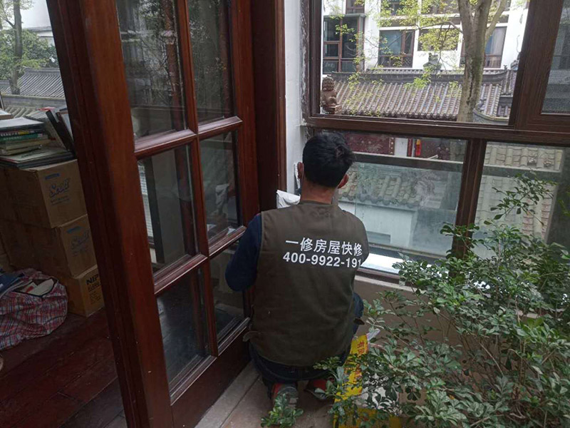 玻璃建筑外墻清洗保養(yǎng)的方法技巧