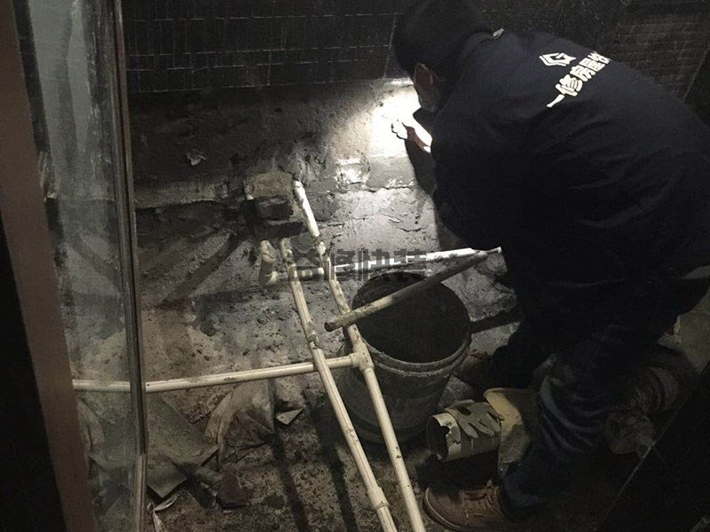 鼓樓區(qū)衛(wèi)生間漏水到樓下怎么辦_南京鼓樓區(qū)廁所漏水維修需要多少錢(qián)(圖1)