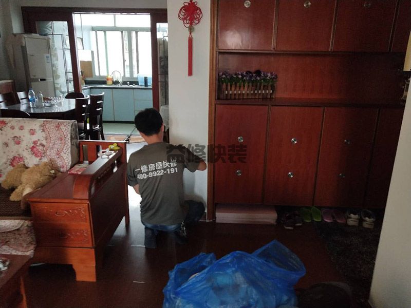如何裝修使客廳看上去寬敞,要在結(jié)合自身愛(ài)好的同時(shí)