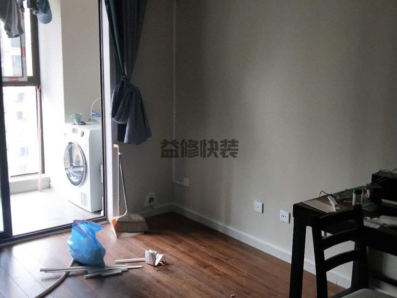 客廳陽臺(tái)一體會(huì)共裝修,留出了門框的造型(圖1)