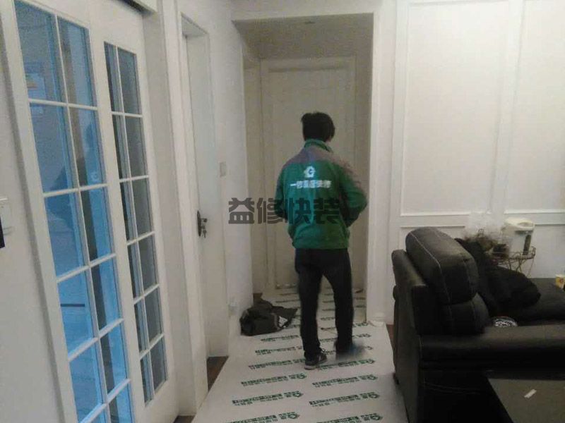 移門壞了有沒有修理,要有工人在現(xiàn)場裁玻璃而且旁邊玻璃很多(圖1)