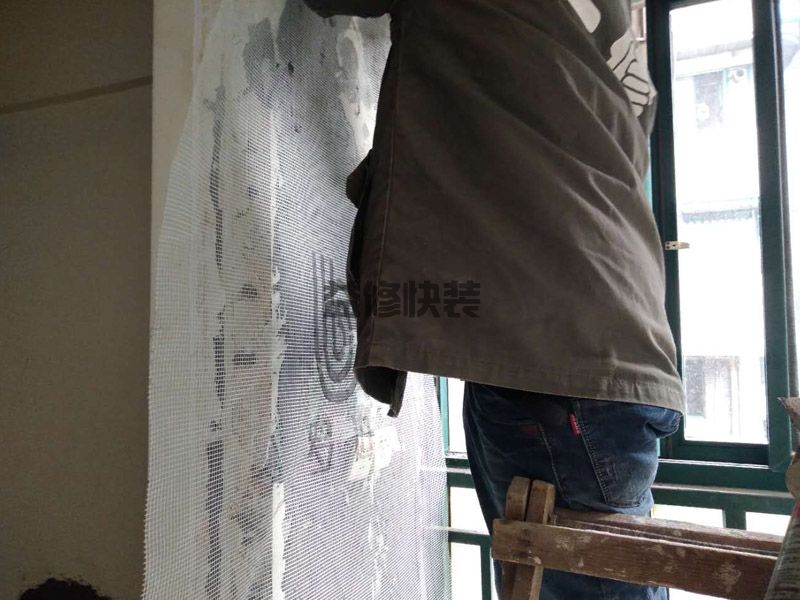 天花板為什么會(huì)掉下來,基層批刮膩?zhàn)訌?qiáng)度低(圖1)
