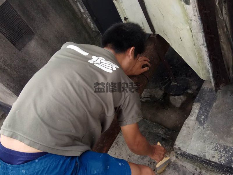 墻體水管滲水怎么處理,先把暗水管漏水點(diǎn)的墻面開鑿(圖1)