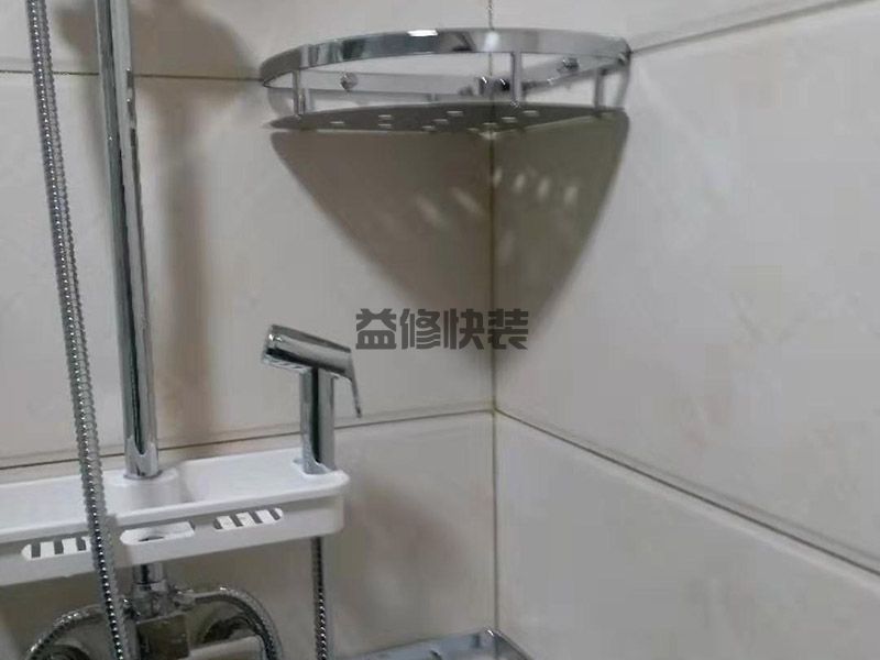 廚房灣水龍頭接頭處漏水,同時(shí)用螺絲刀手柄(圖1)