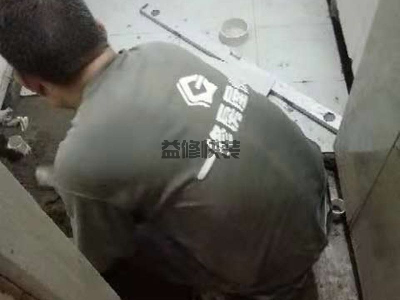 面盆水龍頭上面滲水怎么辦,上緊看看估計(jì)是有點(diǎn)松了(圖1)