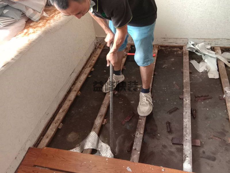 廊坊實(shí)木地板安裝,前一塊榫頭相對(duì)平行放置