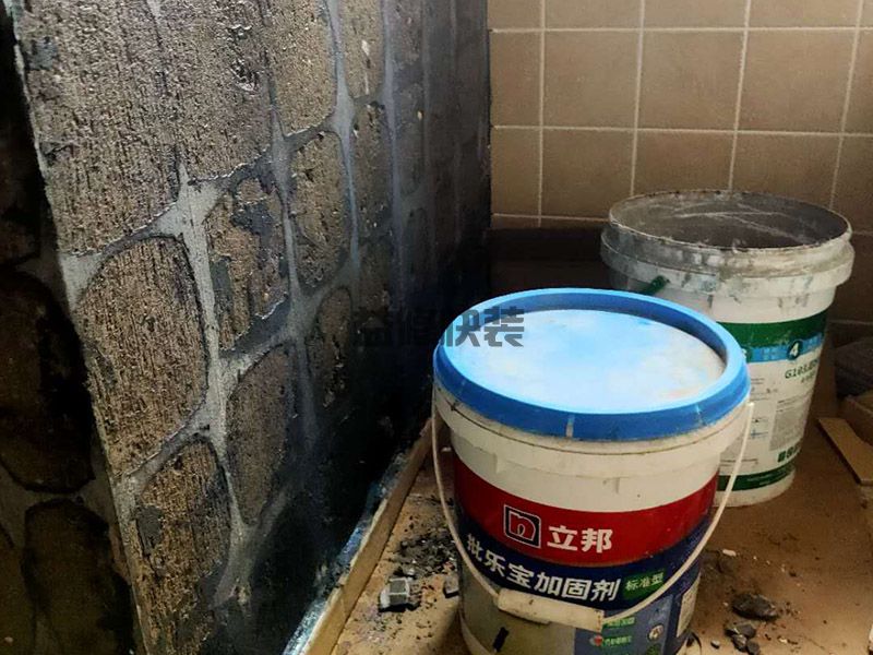有南北兩個(gè)陽(yáng)臺(tái)怎么裝修,常用的材料有強(qiáng)化木地板(圖2)