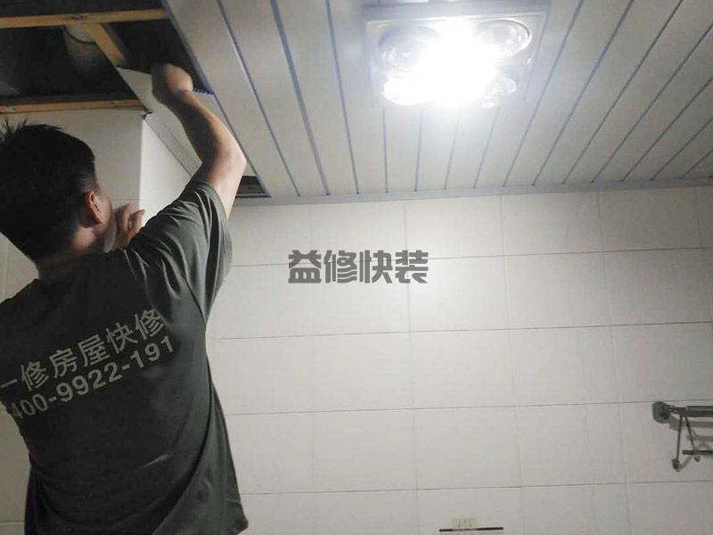 廚房推拉門(mén)的滑輪怎么拆下來(lái),把移門(mén)先放在上下軌道里面
