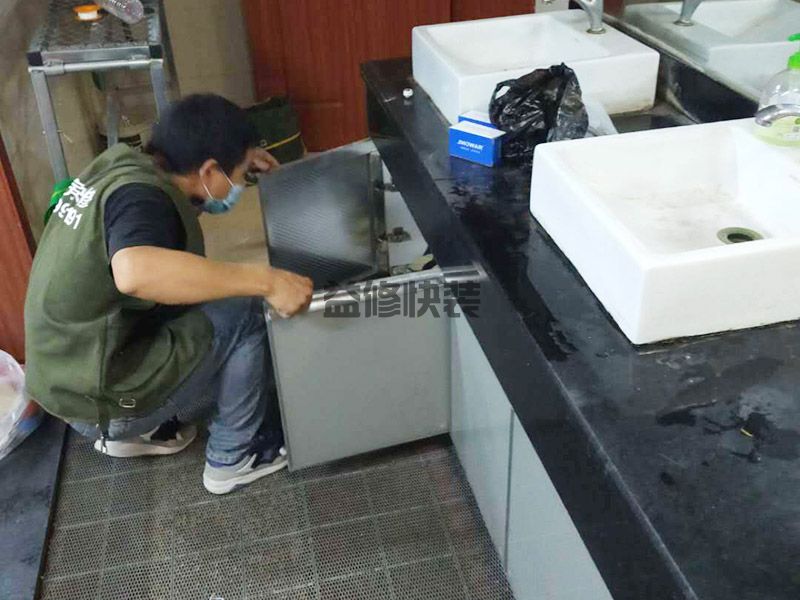 南寧武鳴區(qū)衛(wèi)生間管道維修,客廳改造,門(mén)窗安裝(圖1)