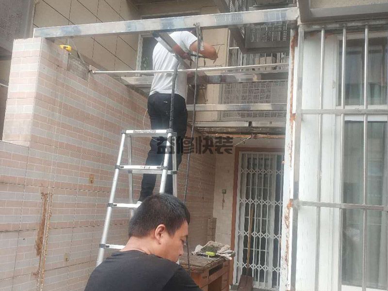 卷簾門脫軸了怎么辦,只能找專業(yè)人員進行維修固定