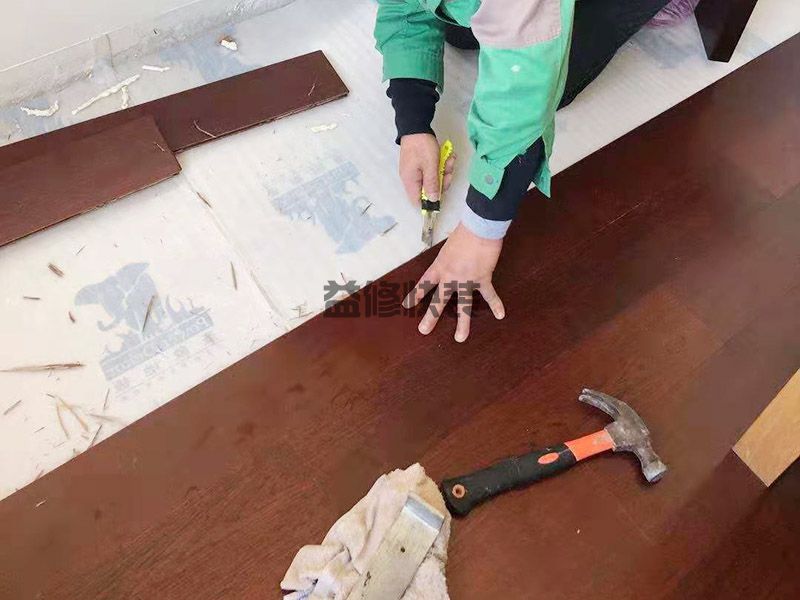 地板維修服務(wù)公司怎么收費(fèi)_地板維修安裝哪家便宜_地板維修安裝師傅上門(mén)快(圖3)