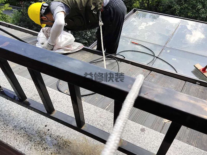 ?？诜宽斅┧S修價(jià)格多少錢_修房頂漏水價(jià)格貴不貴(圖1)