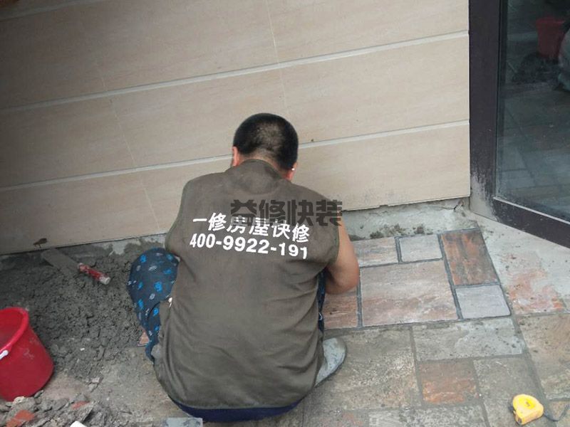 【內(nèi)墻體滲水上門(mén)電話】?jī)?nèi)墻體滲水怎么找漏水點(diǎn)(圖1)