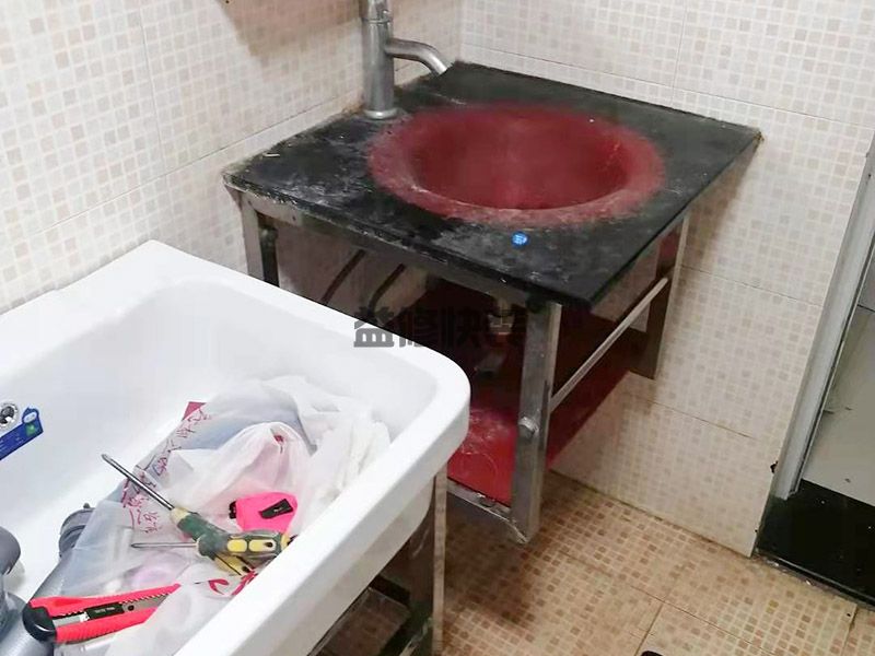 廚房管道漏水找誰(shuí)修_廚房管道漏水怎么辦_管道維修小知識(shí)