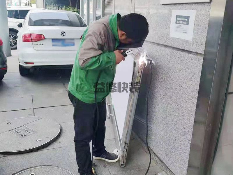 卷簾門維修_卷簾門維修方法_維修電動(dòng)卷簾門的小妙招(圖1)