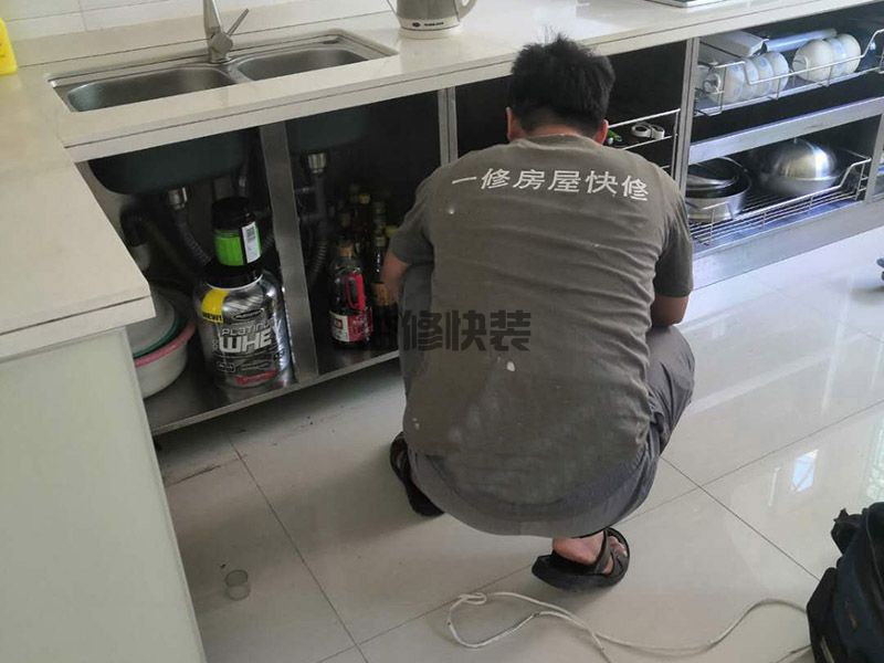 廚房里的洗碗槽漏水，如果找不到維修工人應(yīng)該怎么辦(圖2)