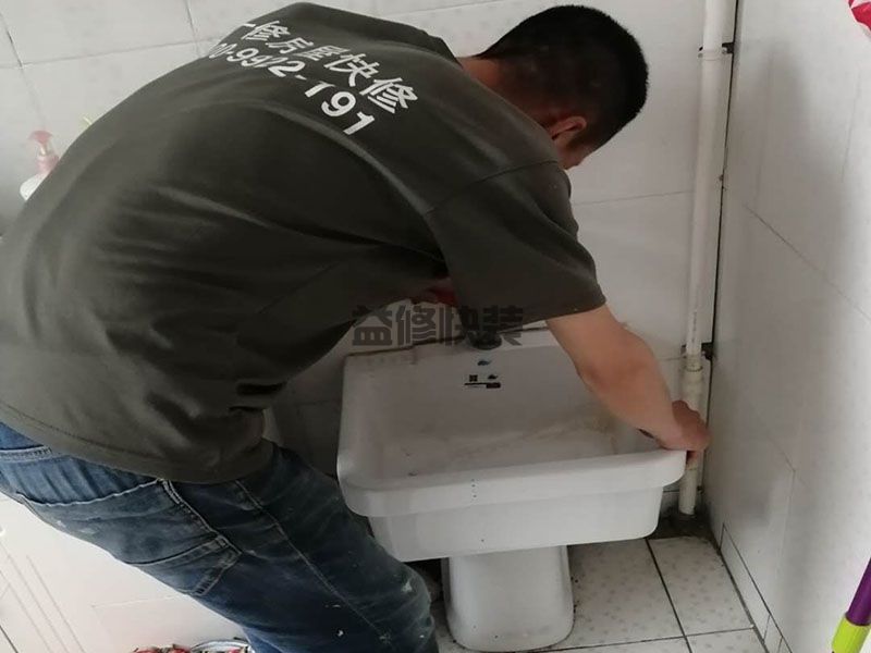 外面專業(yè)的水電工師傅，如何維修下水管漏水的情況