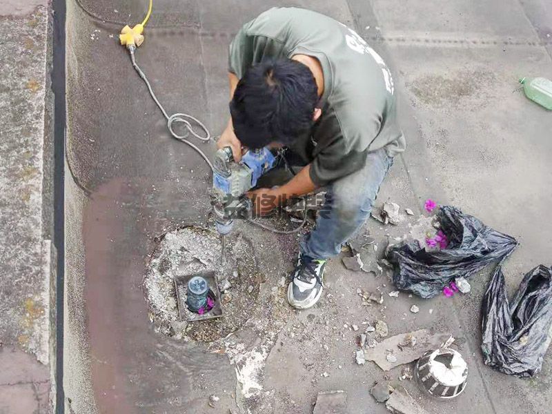 頂樓排水管道破損導(dǎo)致樓下漏水，物業(yè)不管，讓自己維修合理嗎(圖2)