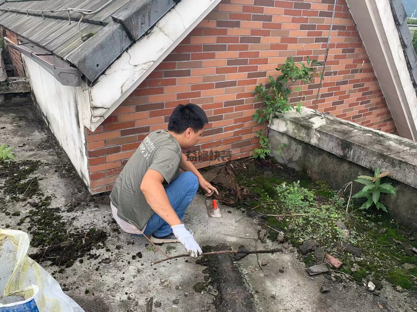 老樓的房頂漏雨，一到下雨天苦不堪言，求支招(圖2)